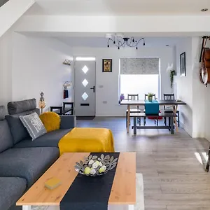 The Hollywood - Beautiful 3 Bedroom House Holiday home Cardiff